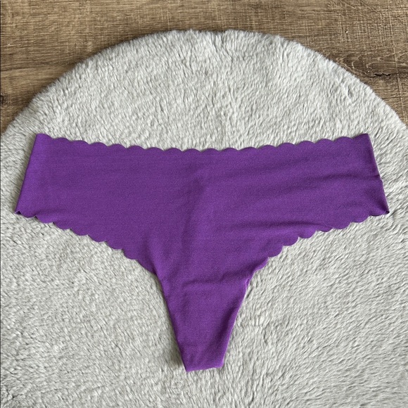Victoria's Secret No Show Scalloped Thong Panty L - Picture 1 of 3